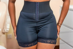Moulding high waist shorts